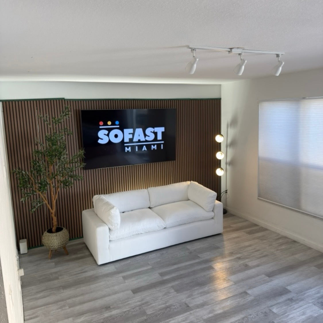 Grant White Fabric Sofa – White – Like New