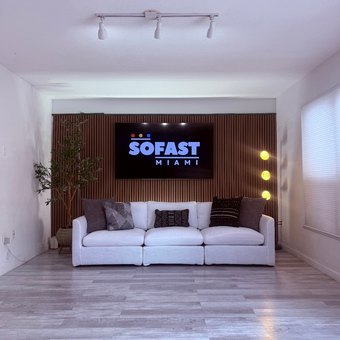 Willow White Fabric Sectional – White – Like New