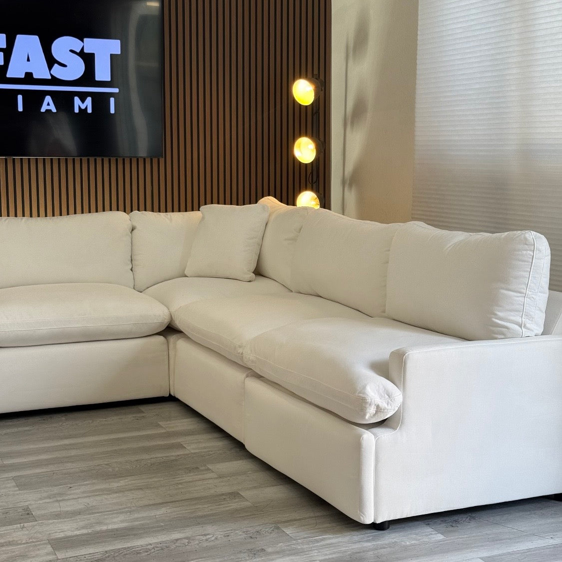 Skye Sectional – White