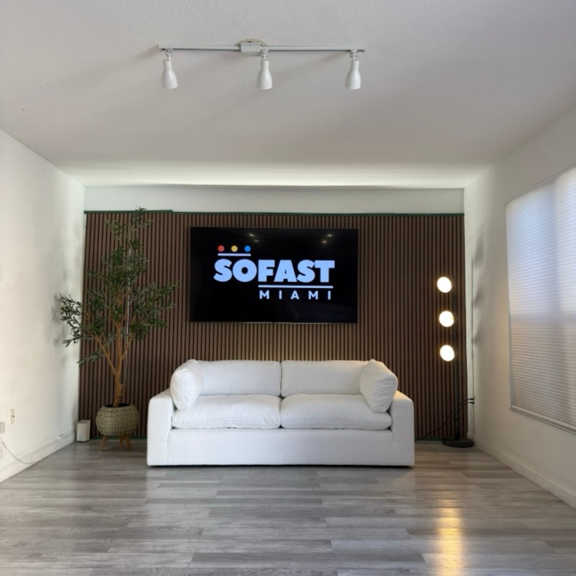 Grant White Fabric Sofa – White – Like New